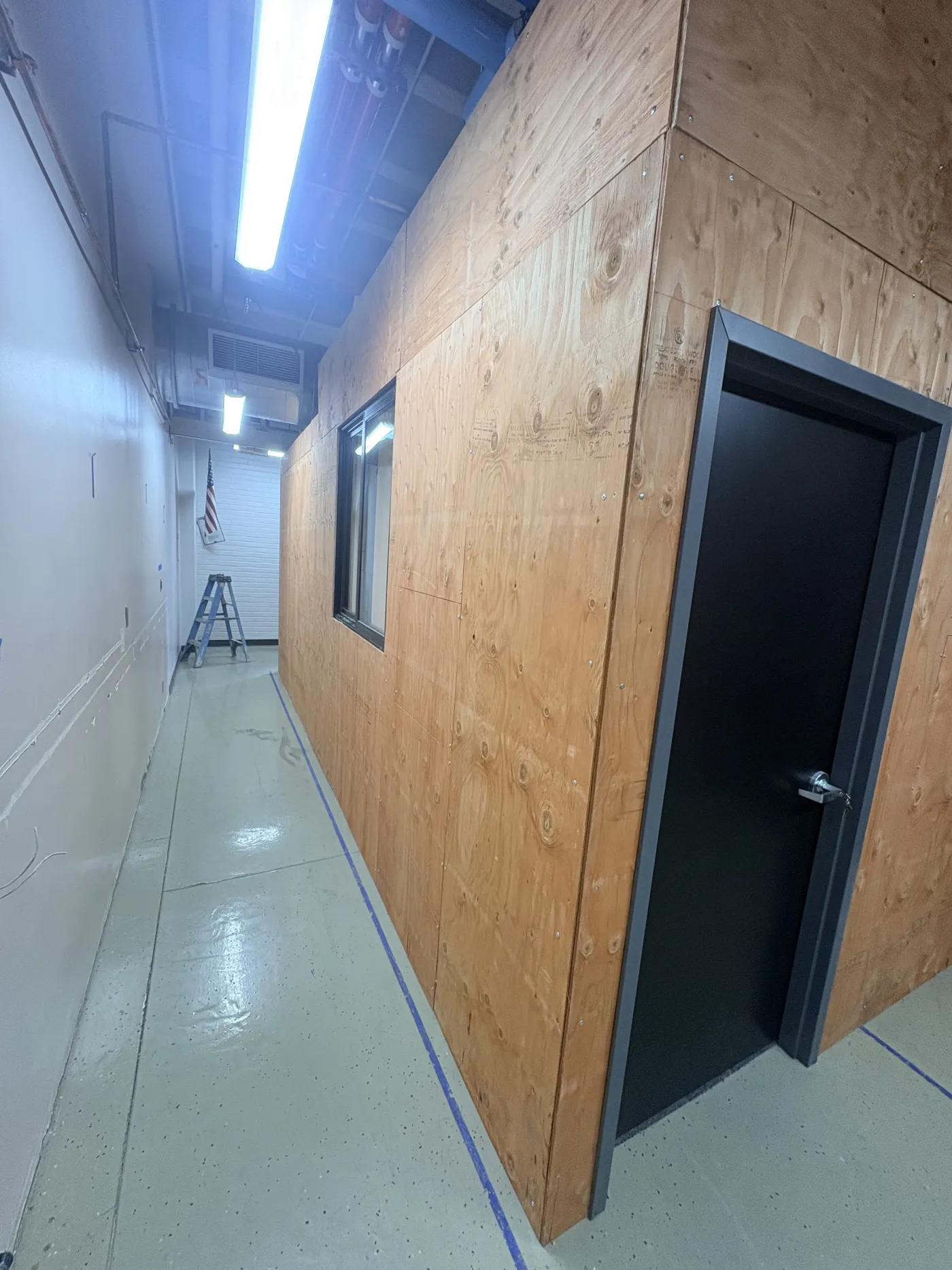 The laboratory enclosure along the corridor, with observation window.